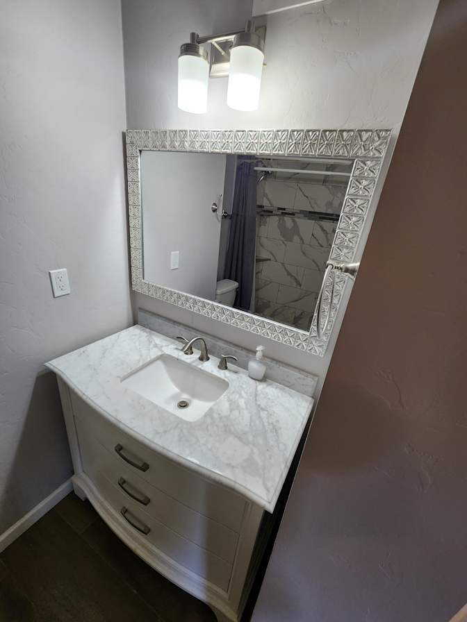 Deluxe MASTER Bed & Private Bath