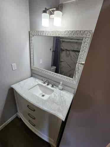 Deluxe MASTER Bed & Private Bath