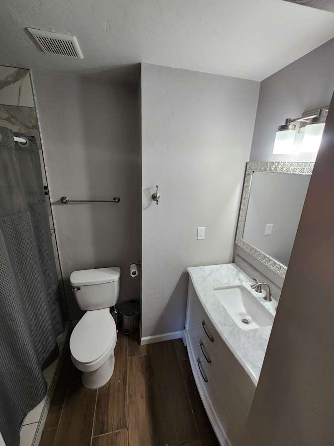Deluxe MASTER Bed & Private Bath