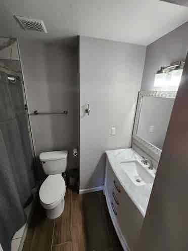 Deluxe MASTER Bed & Private Bath