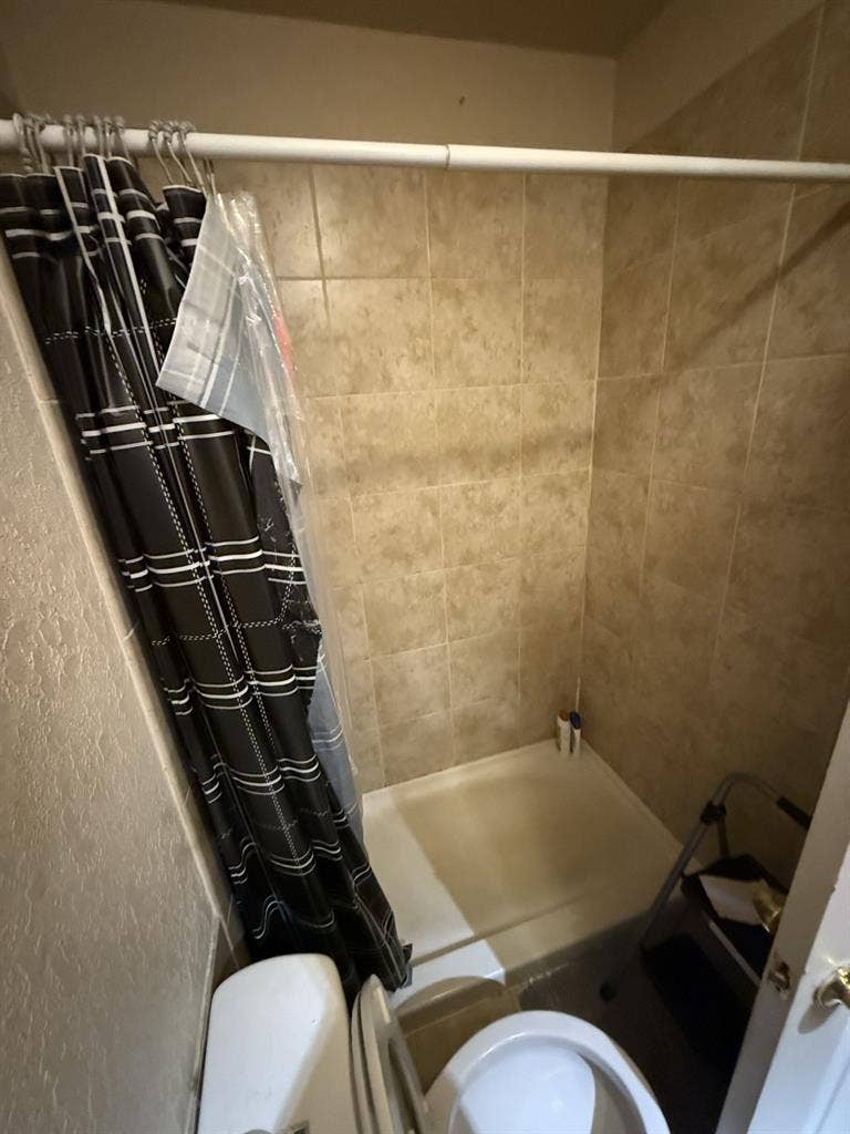 Bedroom w/bathroom
