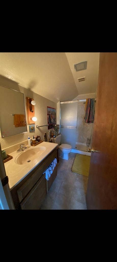 Large cozy master bedroom in Auburn