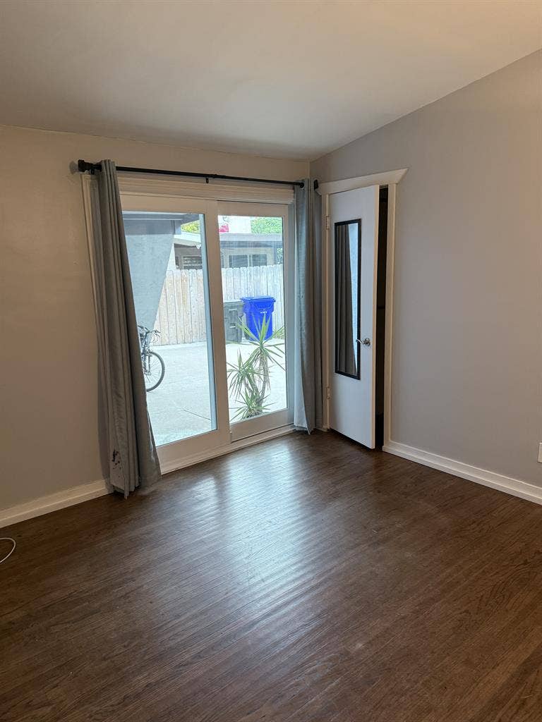 Looking for Roommate -Available N
ow