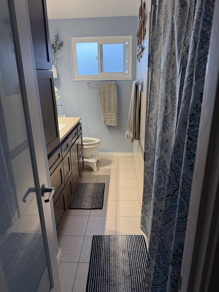 Looking for Roommate -Available N
ow