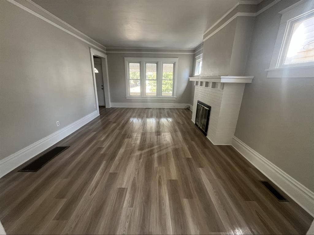 Room for Rent AVAILABLE ASAP