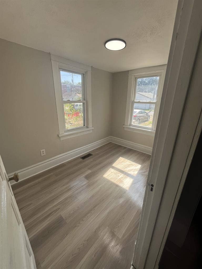 Room for Rent AVAILABLE ASAP