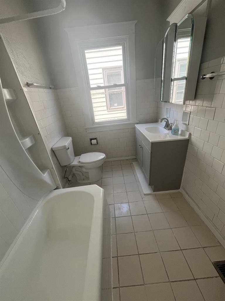 Room for Rent AVAILABLE ASAP