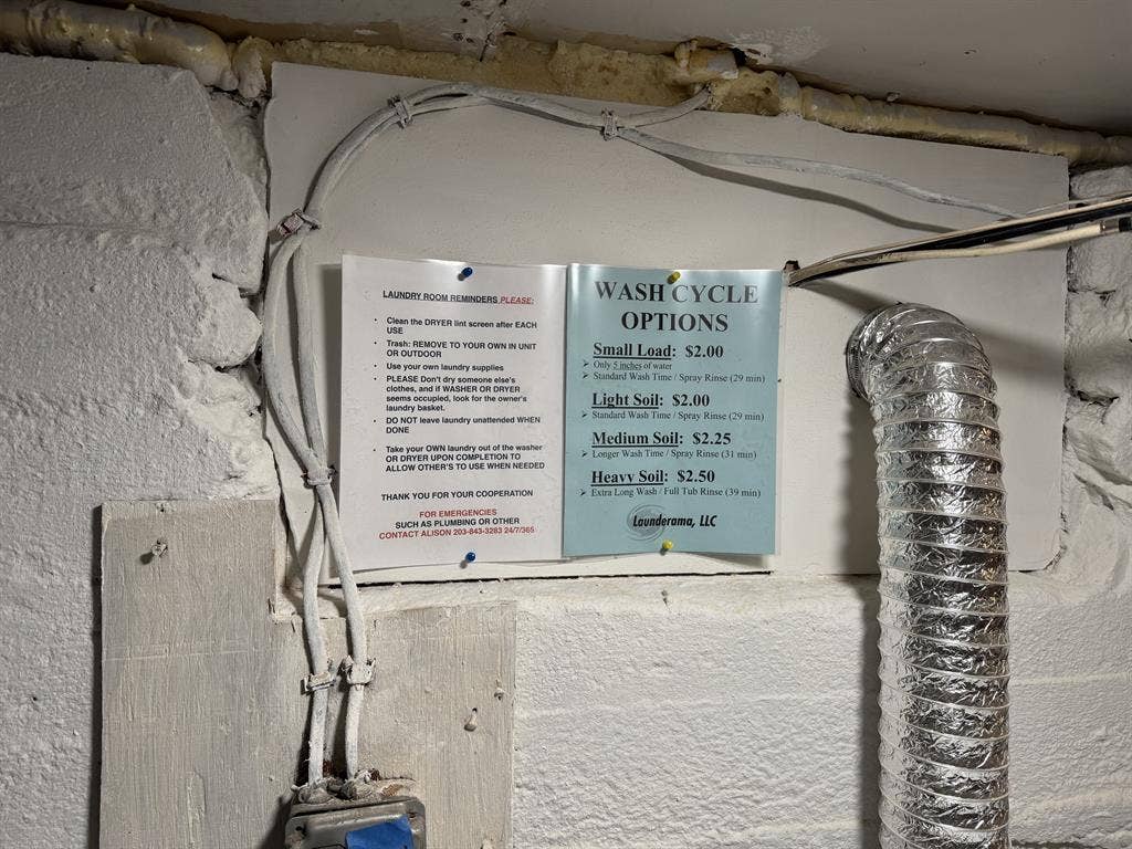 Room in Hamden Available