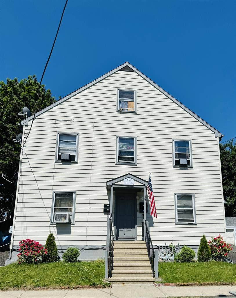 Room in Hamden Available
