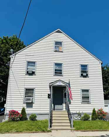Room in Hamden Available