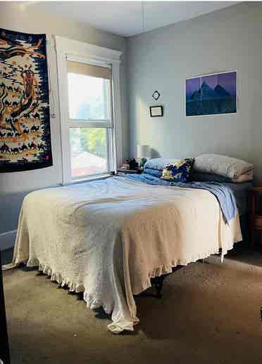 Room in Hamden Available