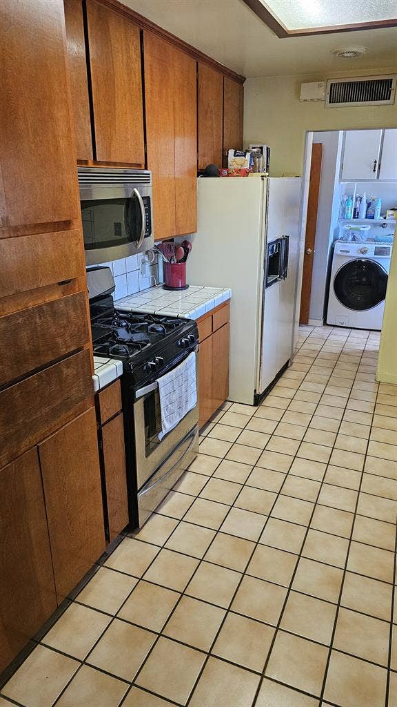 Bedroom for rent. Nice quiet house.