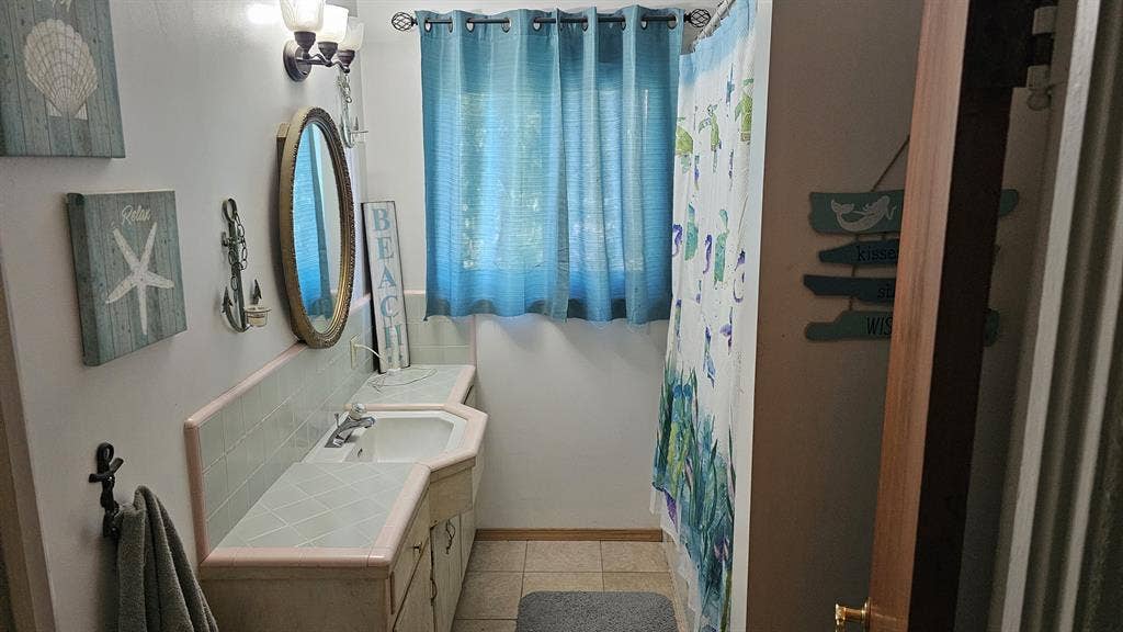 Bedroom for rent. Nice quiet house.