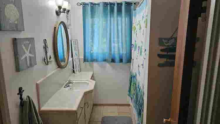 Bedroom for rent. Nice quiet house.