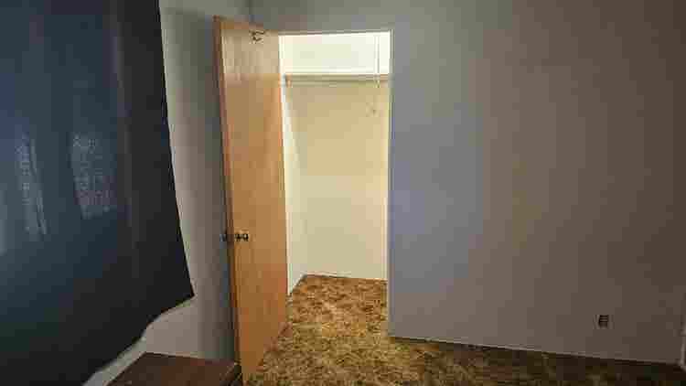Bedroom for rent. Nice quiet house.