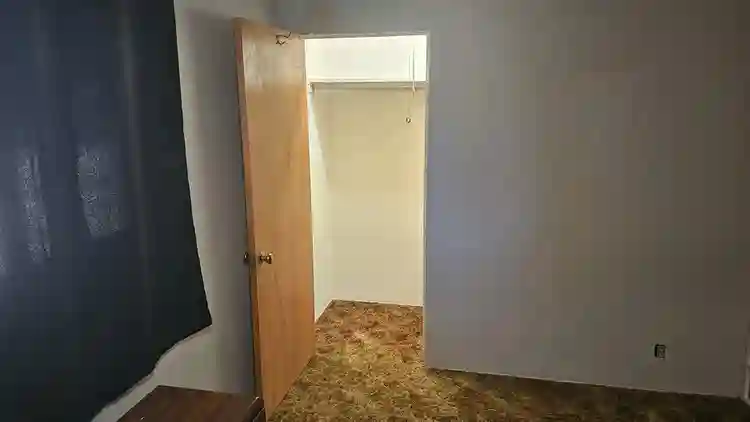 Bedroom for rent. Nice quiet house.