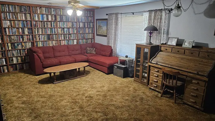 Bedroom for rent. Nice quiet house.