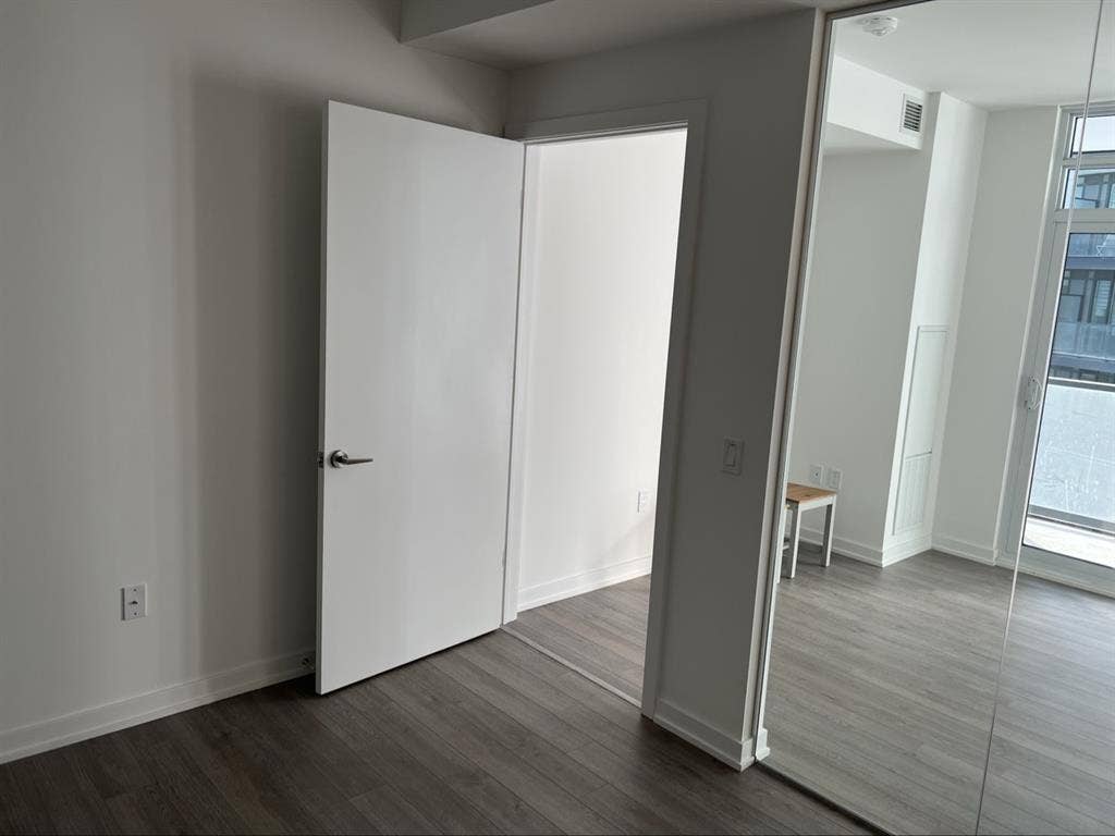 FEMALE ROOMMATE (b/2b + d