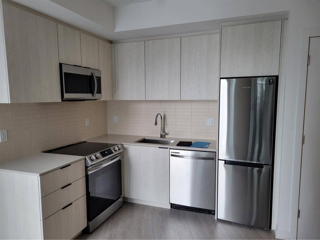 FEMALE ROOMMATE (b/2b + d