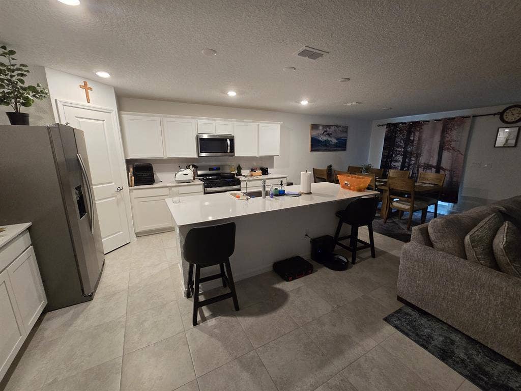 Beautiful new house. Roomaval