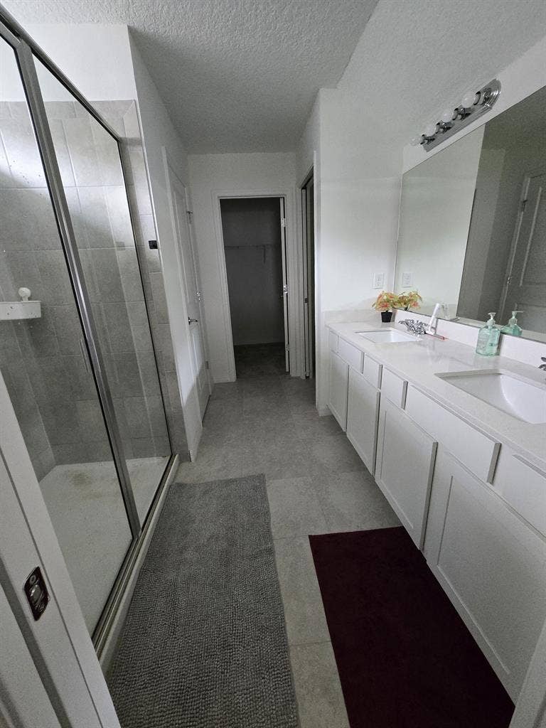 Beautiful new house. Roomaval