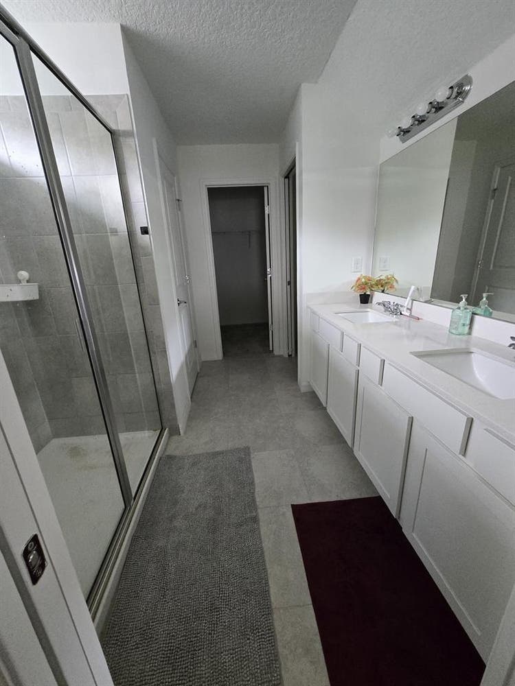 Beautiful new house. Roomaval