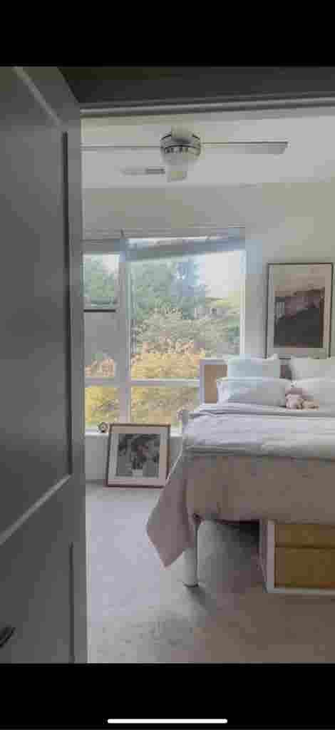 LOOKING FOR A FEMALE SUBLET