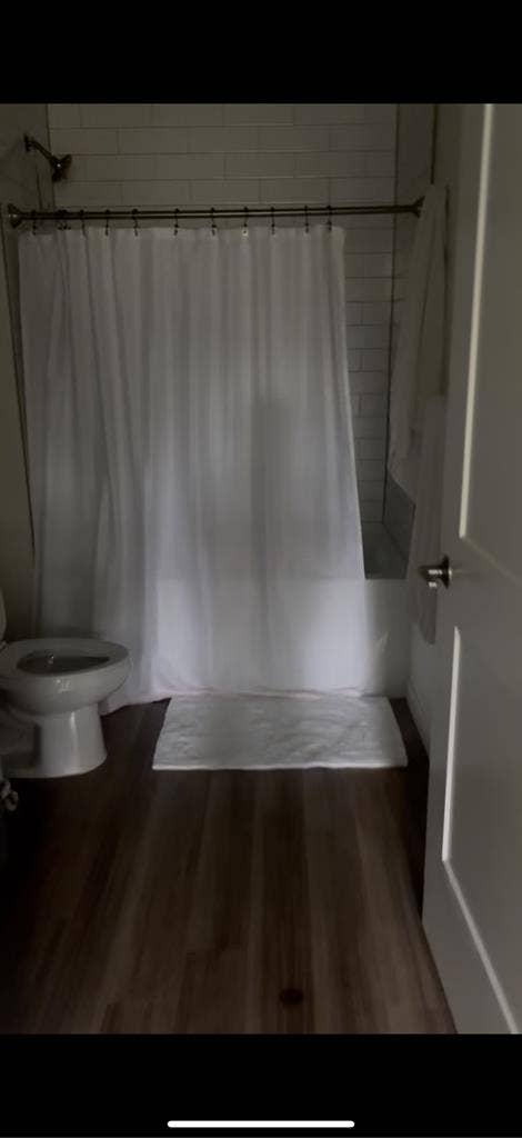 LOOKING FOR A FEMALE SUBLET