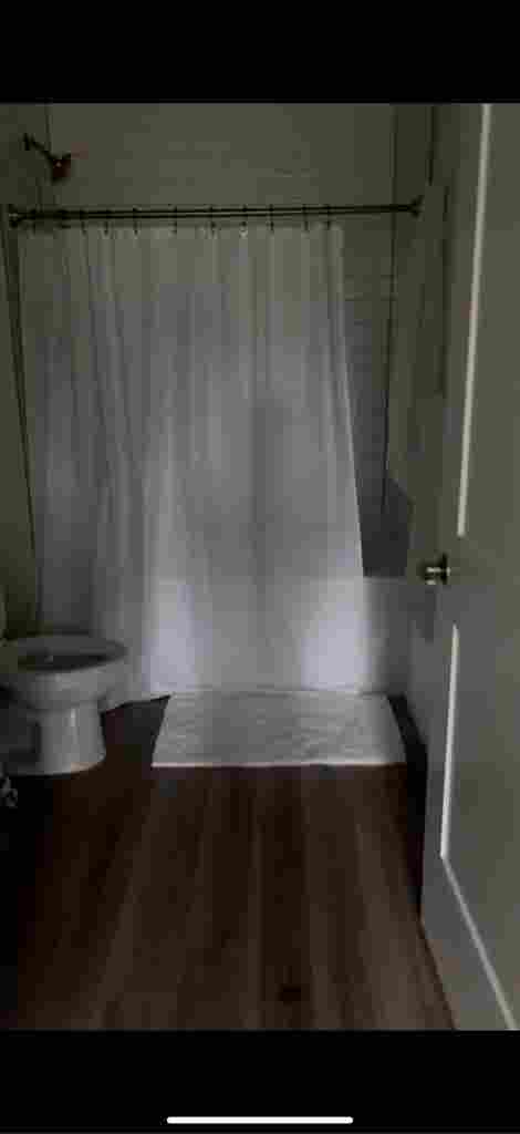 LOOKING FOR A FEMALE SUBLET
