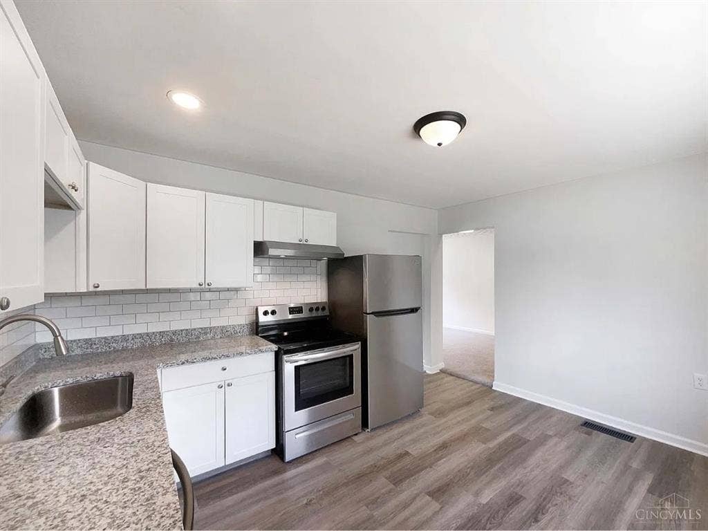 Beautiful New-used 3beds for rent .