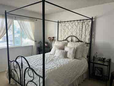 Spacious room in North Tustin