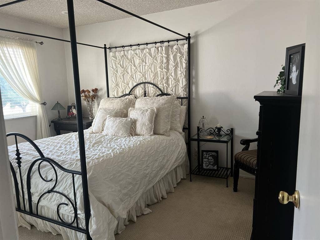 Spacious room in North Tustin