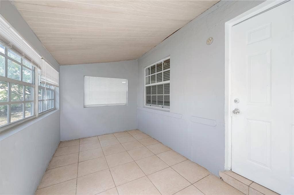 Room in North Miami | Call Sign