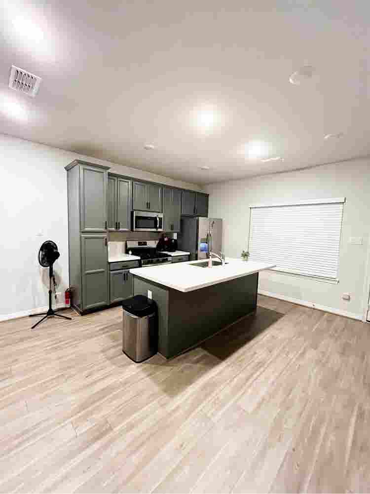 Room for rent near UH min from