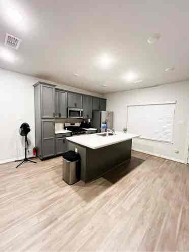 Room for rent near UH min from