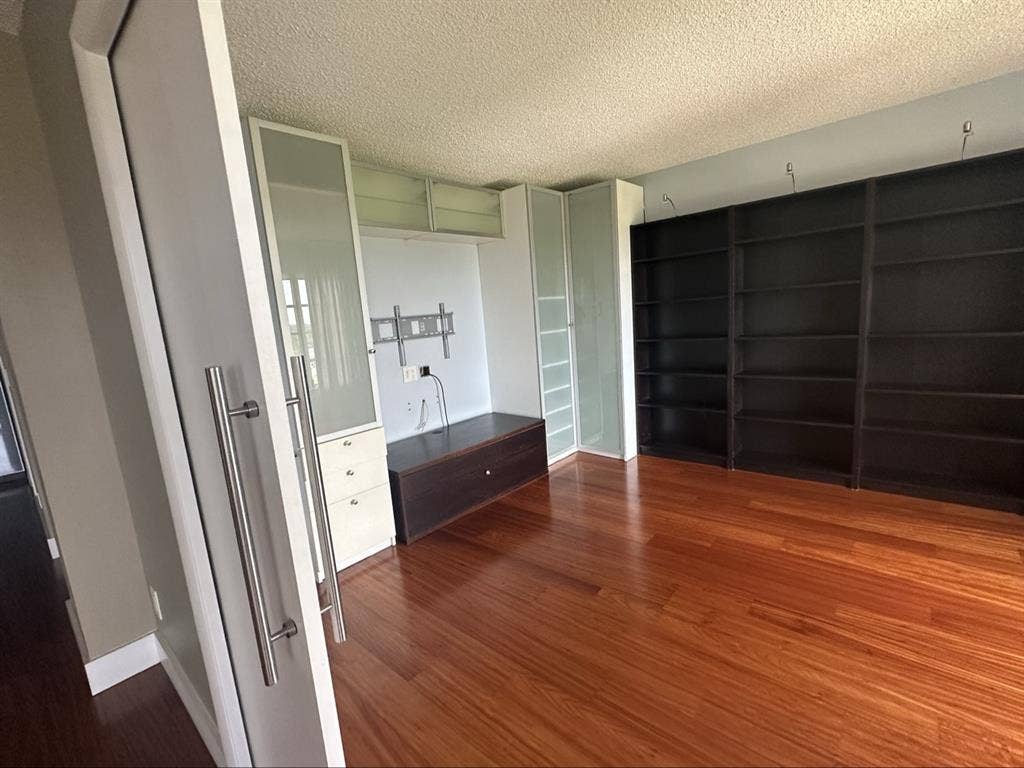 Room with private bathroom. Urgent!