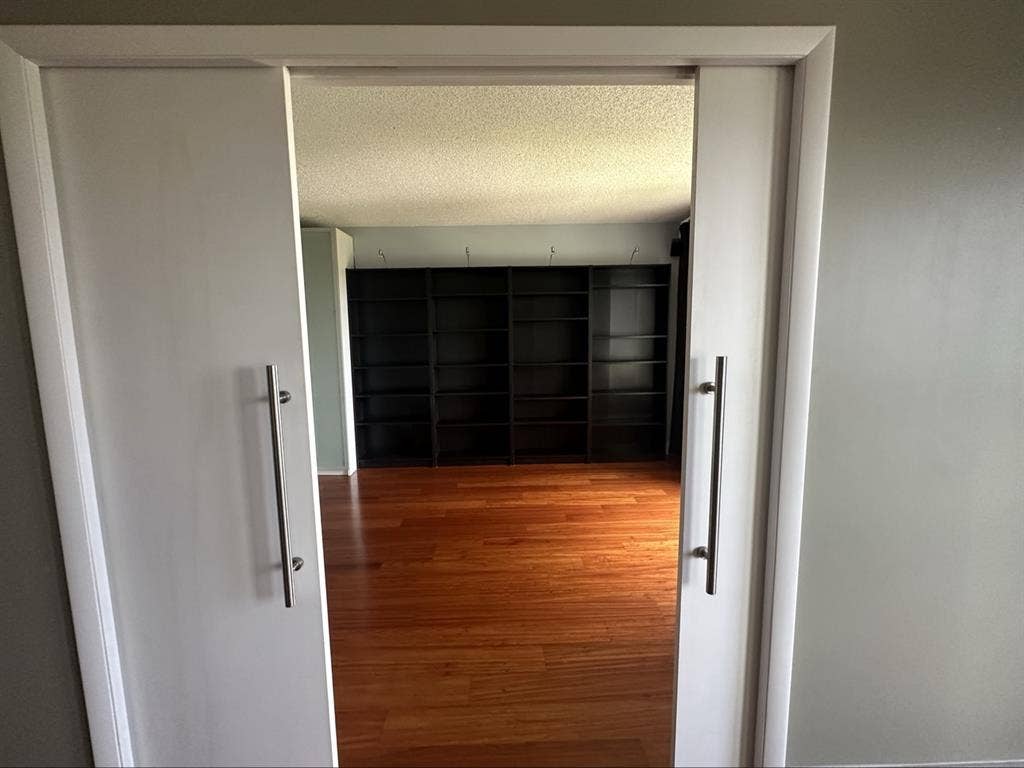 Room with private bathroom. Urgent!