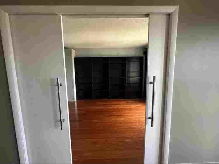 Room with private bathroom. Urgent!
