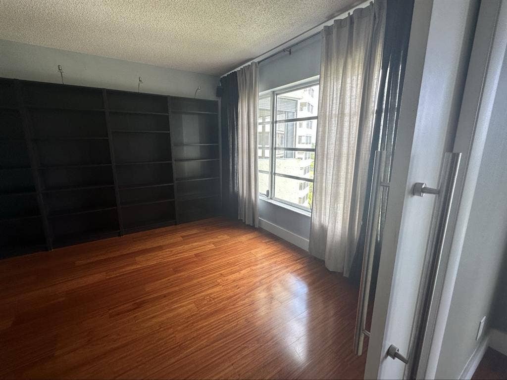 Room with private bathroom. Urgent!