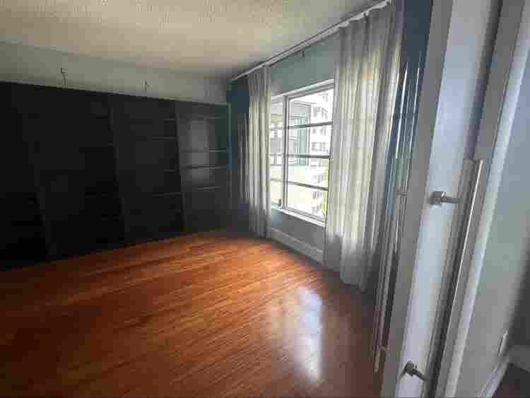 Room with private bathroom. Urgent!