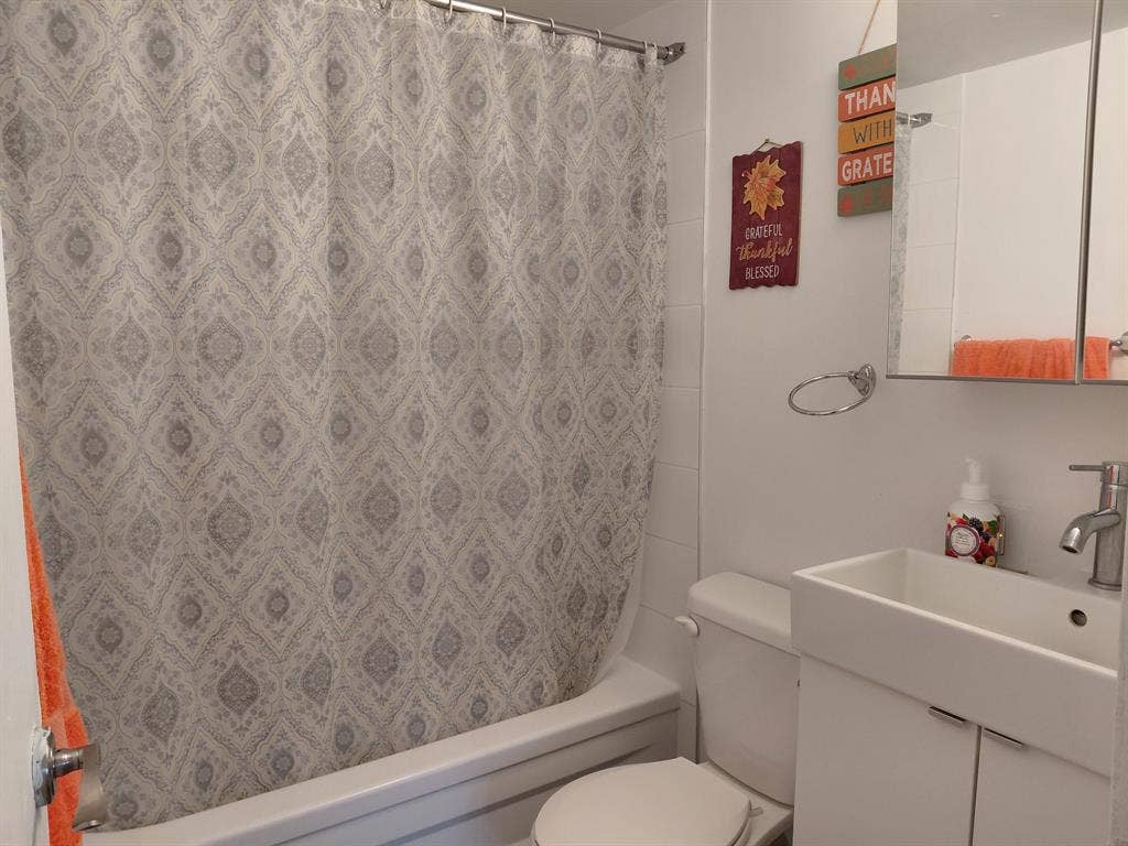 Room available for a student (she)