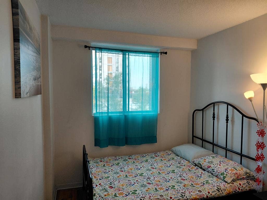Room available for a student (she)