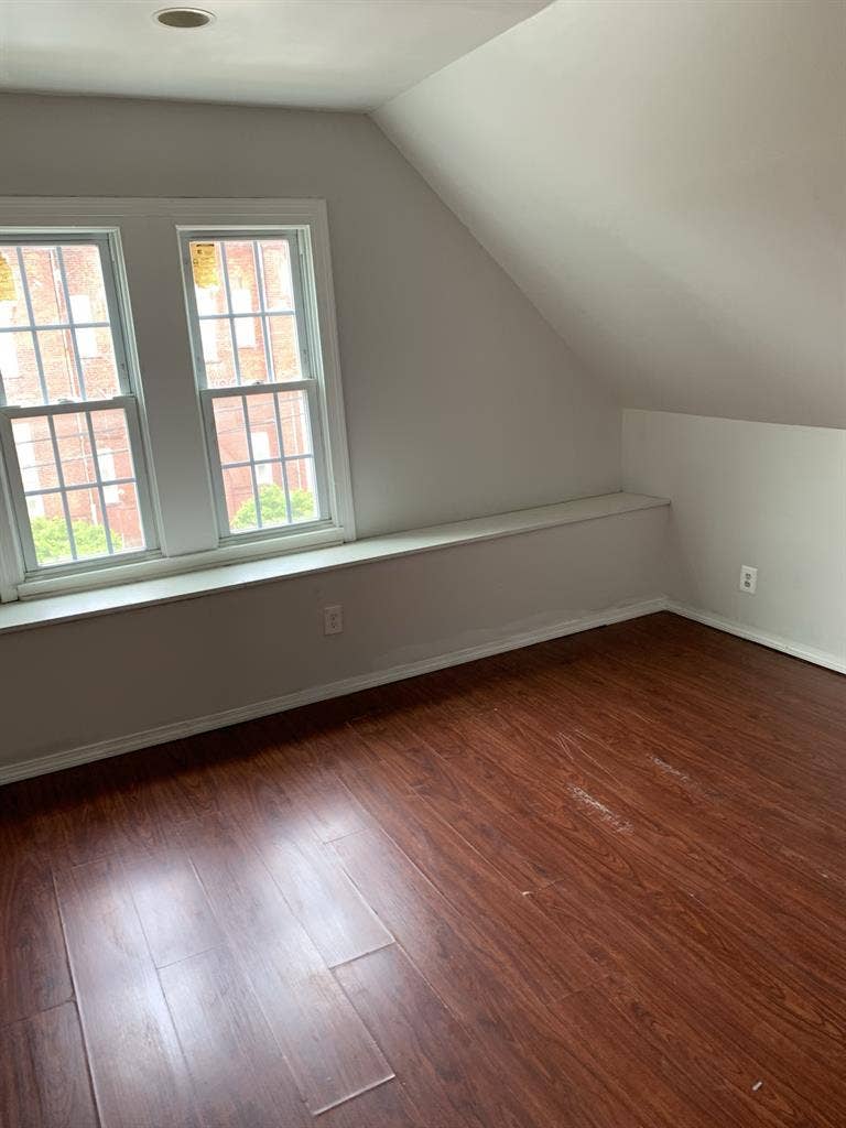 Spacious One BR w/ walking closet