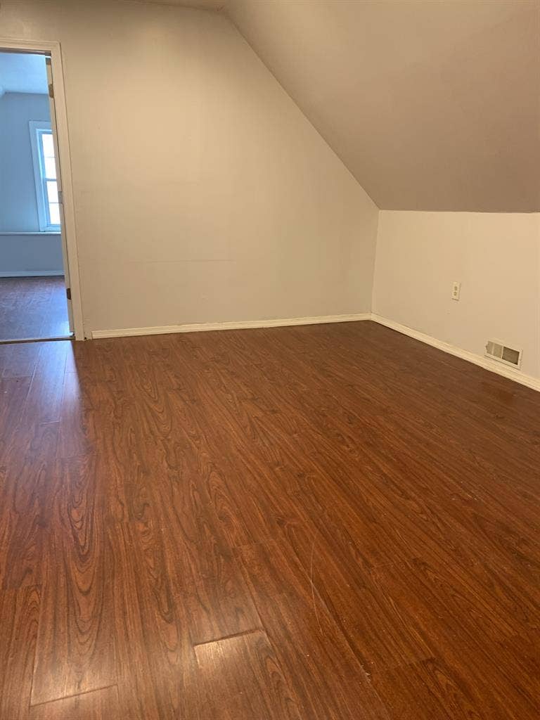 Spacious One BR w/ walking closet