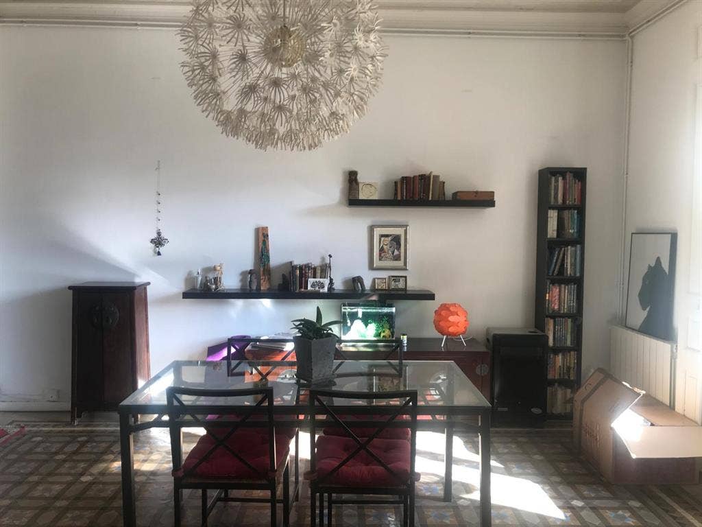 Habitación con balcón en el centro