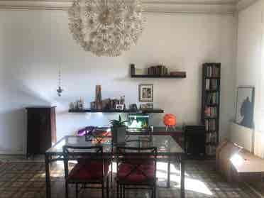 Habitación con balcón en el centro