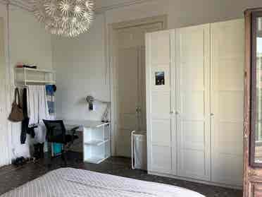 Habitación con balcón en el centro