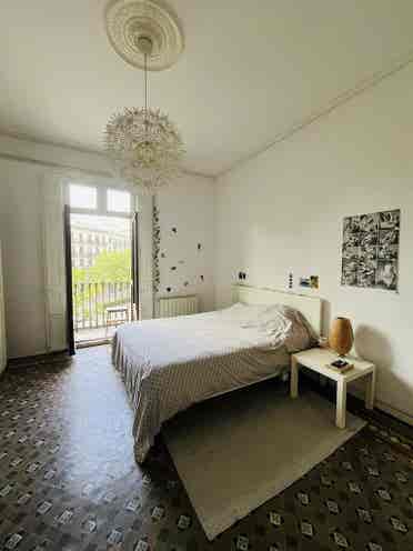 Habitación con balcón en el centro