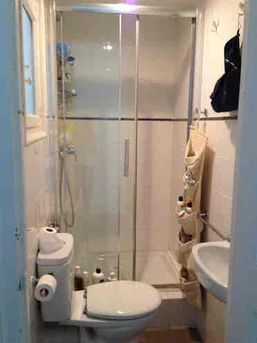 Habitación con balcón en el centro