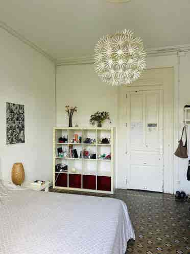 Habitación con balcón en el centro